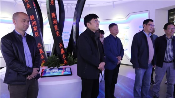 省發(fā)改委二級巡視員曾洪暉一行來上栗調(diào)研指導工作，并參觀由立標展覽布展的贛湘合作產(chǎn)業(yè)園展示館